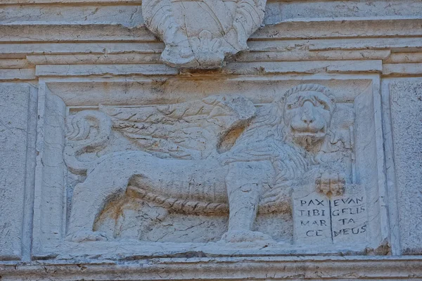 Lion de Saint Marc Nouveau mur de forteresse à Corfou Grèce — Photo