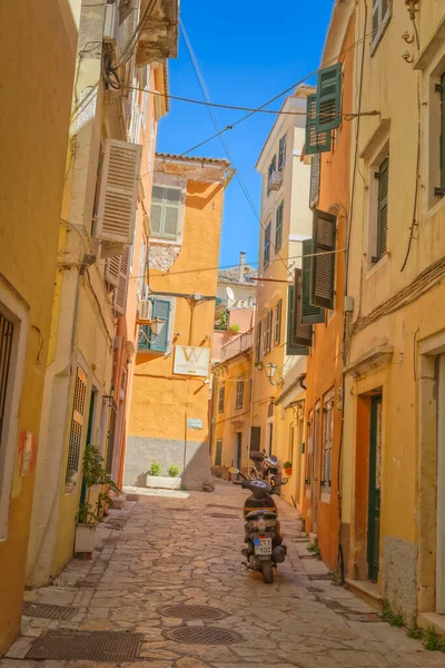 Kleine schmale Straße in Korfu-Stadt Griechenland — Stockfoto