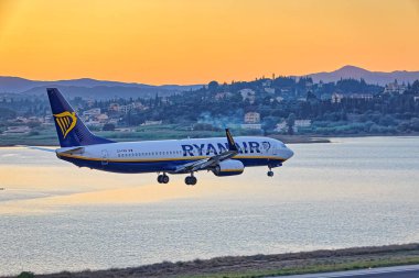 Ryanair Boeing EI-FRH Corfu Uluslararası Havaalanı 'ndan havalanıyor.