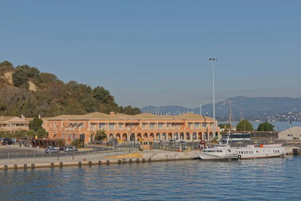 Antiguo edificio de la autoridad portuaria de Corfú en Grecia — Foto de Stock