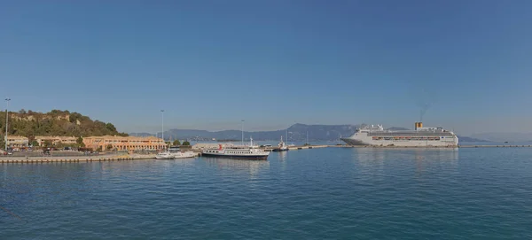 Corfu port old building and Costa Victoria cruiser in Greece — Stockfoto