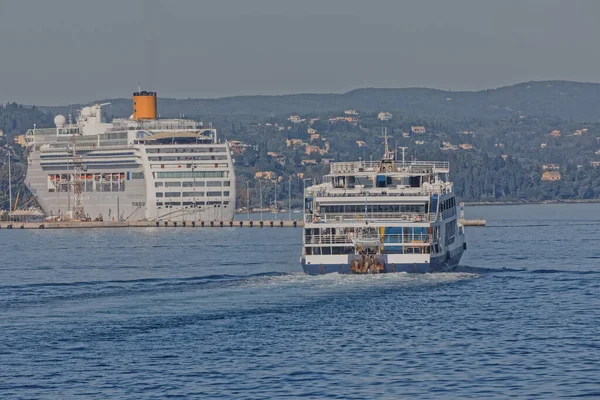 停泊在希腊科孚港的科斯塔维多利亚号巡洋舰 — 图库照片