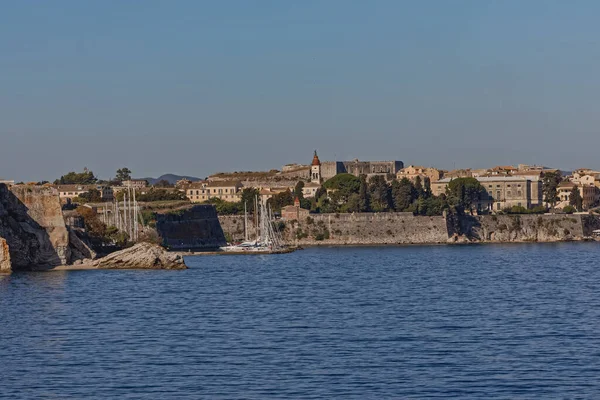 Promenade en bord de mer par la forteresse vénitienne à Corfou ville Grèce — Photo