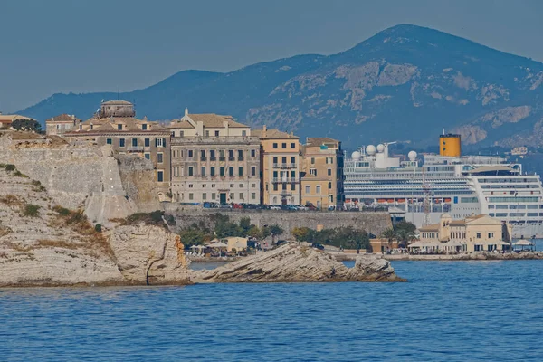Strandpromenad vid den venetianska fästningen på Korfu stad Grekland — Stockfoto