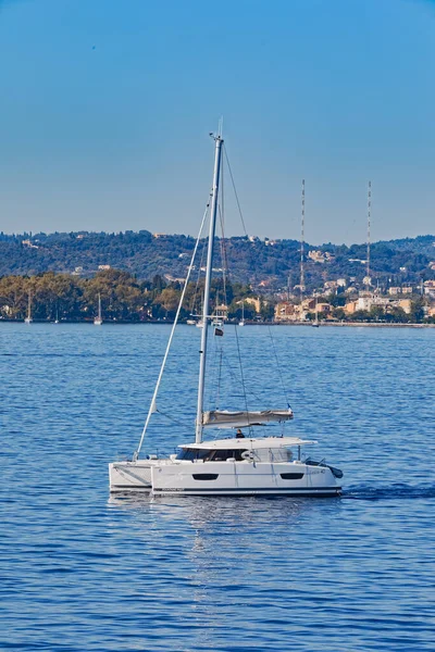 Sailing boat leaving Corfu town Greece — Stock Photo, Image