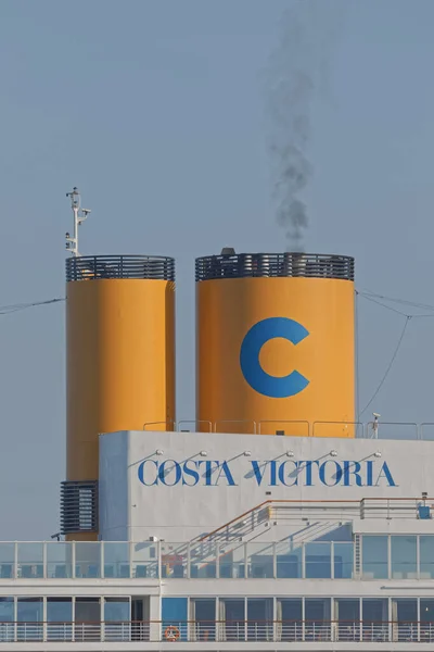 Detail schoorsteen Costa Victoria cruiser voor anker in de haven van Corfu Griekenland — Stockfoto