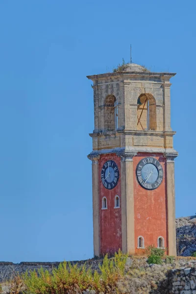 Korfu kasabası Yunanistan 'daki Venedik kalesindeki eski saat kulesi — Stok fotoğraf