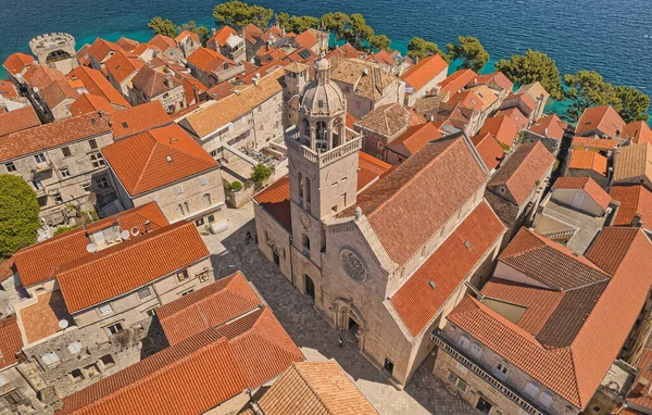 Foto aérea de la antigua ciudad medieval como centro de Korcula — Foto de Stock