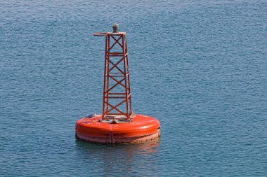 İyon deniz suyu rotasında kırmızı işaret feneri
