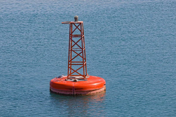 Farol vermelho na rota de água do mar Jónico — Fotografia de Stock