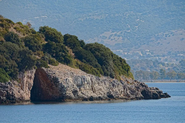 İyon Denizi Yunanistan 'daki deniz kıyısı mağarası — Stok fotoğraf