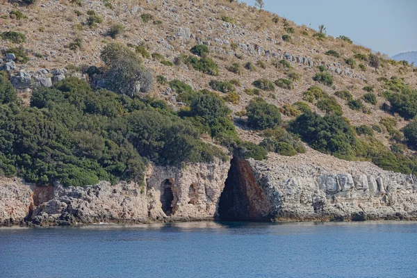 İyon Denizi Yunanistan 'daki deniz kıyısı mağarası — Stok fotoğraf