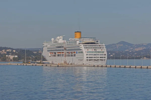 Cruzador Costa Victoria ancorado no porto de Corfu Grécia — Fotografia de Stock