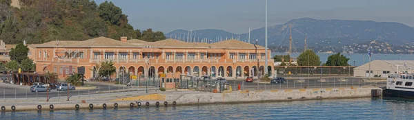 Oude gebouw van de havenautoriteit van Korfoe in Griekenland — Stockfoto