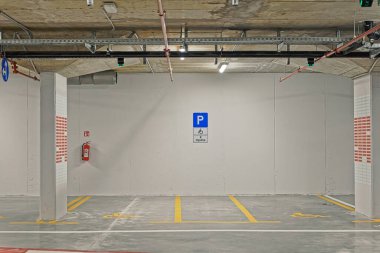 Engelliler için park yeri olan bir yer altı garajı.