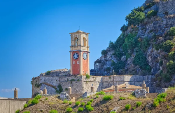 Korfu kasabası Yunanistan 'daki Venedik kalesindeki eski saat kulesi — Stok fotoğraf