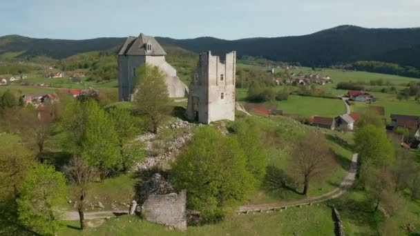 Überreste der Festung Sokolac in Brinje — Stockvideo