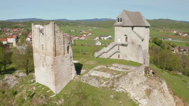 Überreste der Festung Sokolac in Brinje — Stockvideo