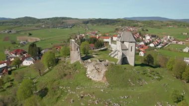 Brinje 'deki Sokolac Kalesi' nin kalıntıları