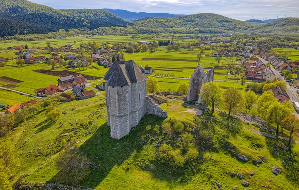 Restos do forte Sokolac em Brinje — Fotografia de Stock