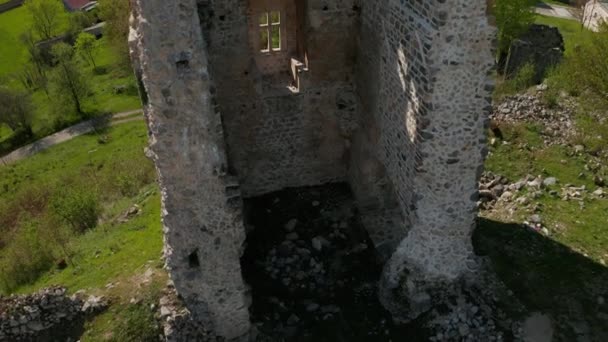 Überreste der Festung Sokolac in Brinje — Stockvideo