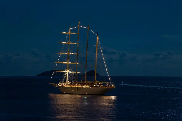 Iate pela noite ancorado em águas Dubrovnik — Fotografia de Stock
