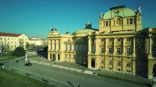 Kroatisches Nationaltheater in Zagreb - Antenne — Stockvideo