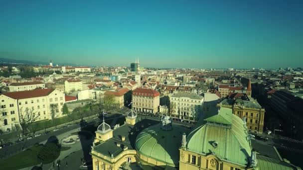 Kroatisches Nationaltheater in Zagreb - Antenne — Stockvideo