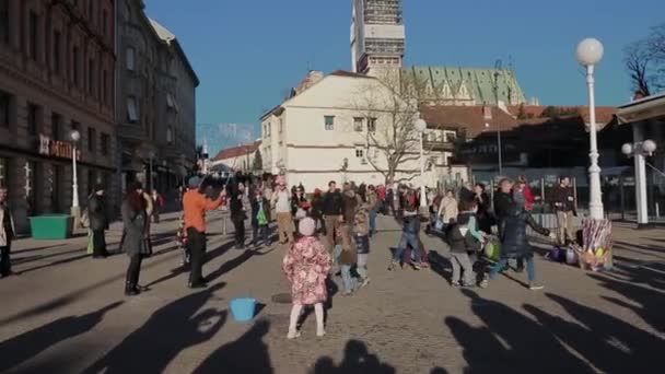 Zeepbellen plezier in het centrum van Zagreb — Stockvideo