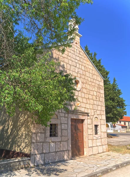 Kirche des Hl. Rochus im Dorf Citluk in Kroatien — Stockfoto