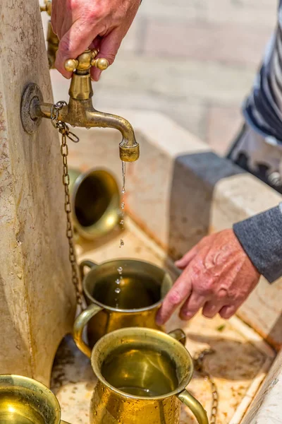 Hand washing Western Wall in Jerusalem — Stock Photo, Image