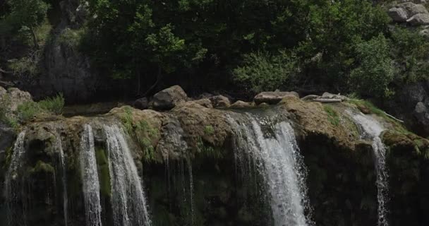 Vattenfall toppen av vattenfallet Krcic i Kroatien — Stockvideo