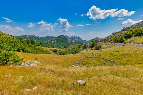 Velebit Ορεινό καταπράσινο τοπίο το καλοκαίρι — Φωτογραφία Αρχείου