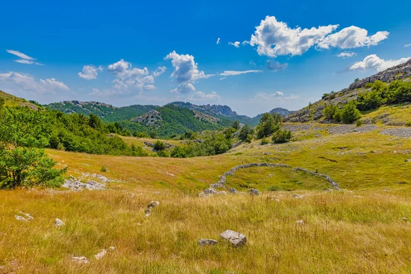 Velebit Mountain zöld táj nyáron — Stock Fotó