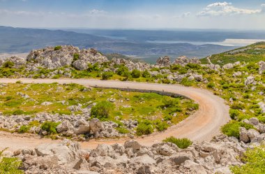 Velebit Dağı vahşi yol sahnesi yaz zamanı