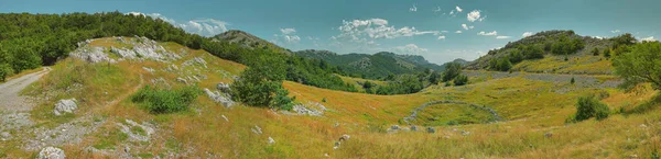 Velebit Górski zielony krajobraz w okresie letnim — Zdjęcie stockowe
