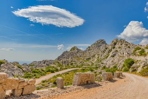 Velebit berg wilde weg scene in de zomer — Stockfoto