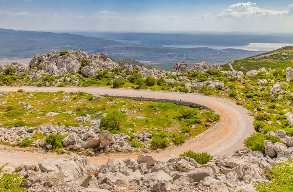 Velebit montagne sauvage scène de route en été — Photo