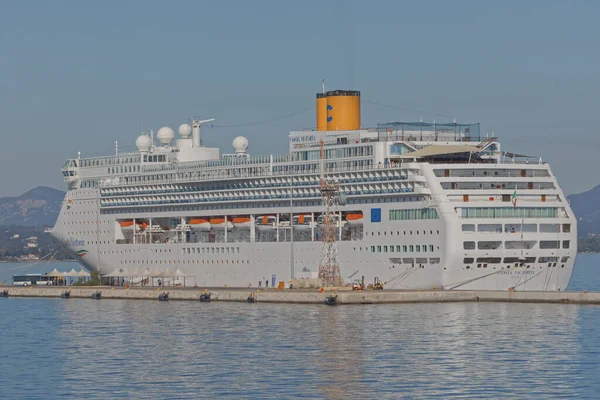 Cruzeiro Costa Victoria ancorado no porto de Corfu Grécia — Fotografia de Stock
