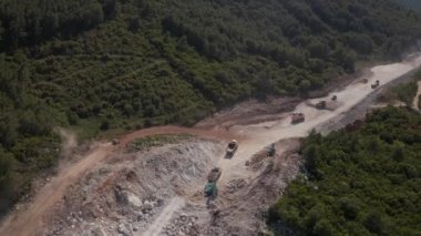 Bir yol inşaatında birçok araç