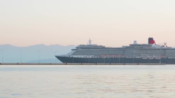 Rainha Vitória navega no porto de Corfu, na Grécia — Vídeo de Stock