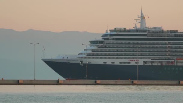 Dronning Victoria krydstogt sejler i havnen på Korfu i Grækenland – Stock-video