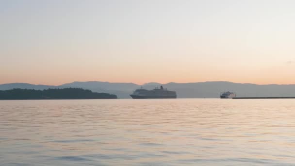 Koningin Victoria cruise vaart in de haven van Korfoe in Griekenland — Stockvideo