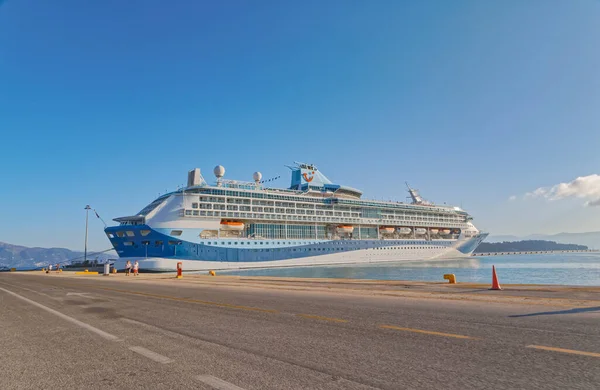 Tui Discovery Valletta cruiser voor anker in de haven van Korfoe Griekenland — Stockfoto