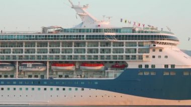 Gemi limana demir attı.