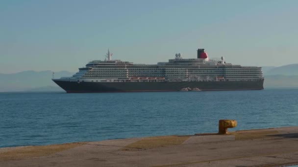 Drottning Victoria kryssning förtöjd framför hamnen i Korfu i Grekland — Stockvideo