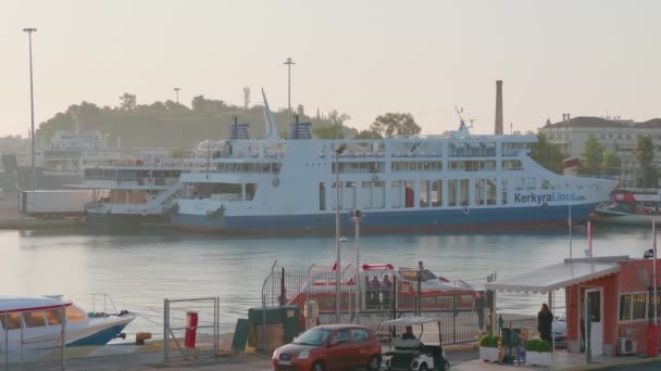 Corfu haven in Griekenland vroeg in de ochtend — Stockvideo