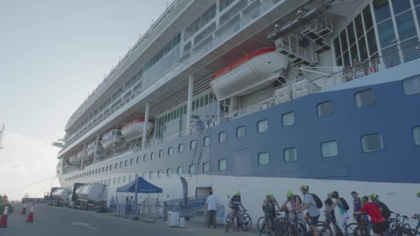 Tui Discovery Marella cruzeiro ancorado no porto de Corfu Grécia — Vídeo de Stock