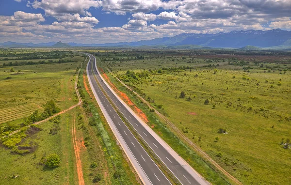 Kronkelende weg die het noorden en zuiden van Kroatië verbindt — Stockfoto