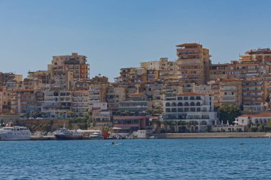 Arnavutluk 'ta Sarande Kodrra kıyı şeridi manzarası